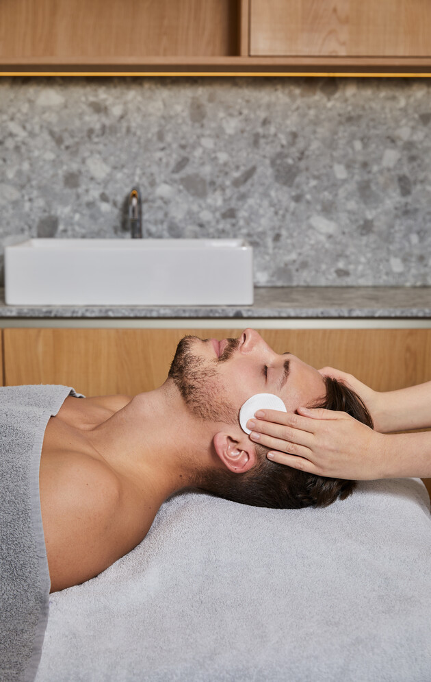 Junger Mann bei einer Wellnessanwendung im Spahotel Nesslerhof in Großarl, Salzburger Land.