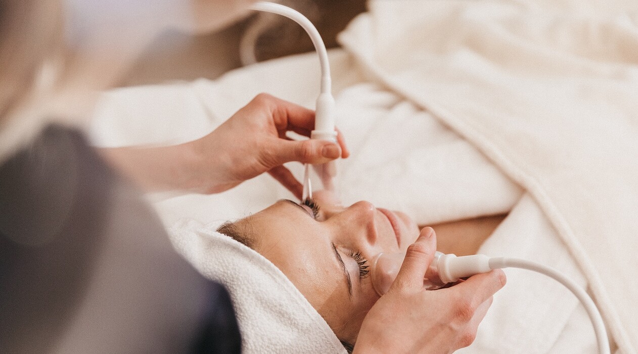 Frau bei entspannender Wellnessanwendung im Wellnesshotel Nesslerhof in Großarl.