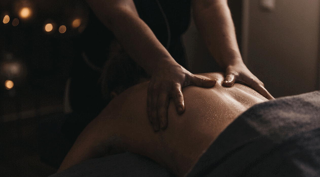 Dame bei einer wohltuenden Massage im Wellnesshotel Nesslerhof in Großarl, Salzburger Land.