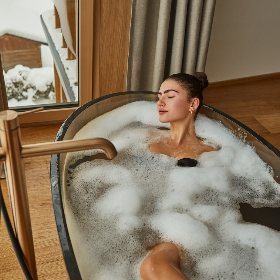 Luxuriös entspannen in den Zimmern mit freistehender Badewanne im Luxushotel Nesslerhof in Großarl - the natureness hotel