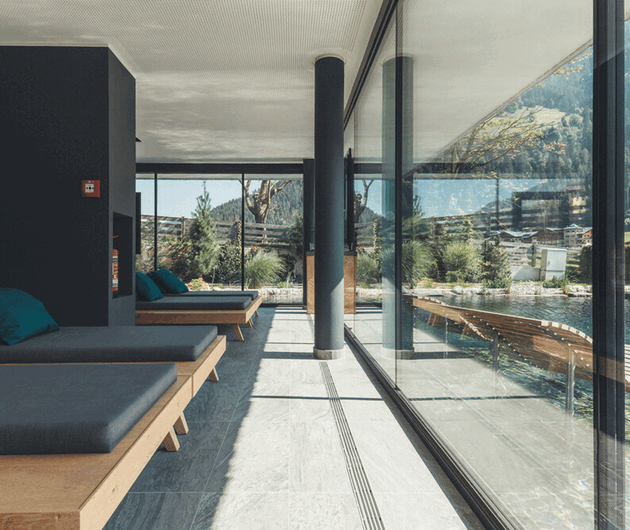 Großzügige und gemütliche Liegen mit Blick auf den Außenpool im Wellnesshotel Nesslerhof in Großarl, Salzburger Land