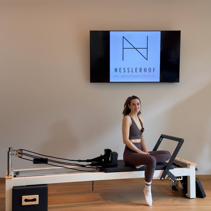Der großzügige Naturschwimmteich mit zahlreichen Liegemöglichkeiten vor dem exklusiven Hotel Nesslerhof - the natureness hotel - in Großarl, Salzburger Land