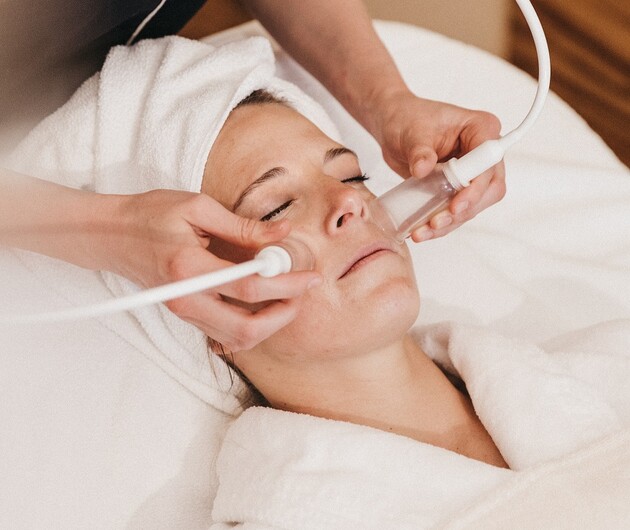Wohltuende Wellnessanwendung im Urlaub im 4*S Wellnesshotel Nesslerhof in Großarl.