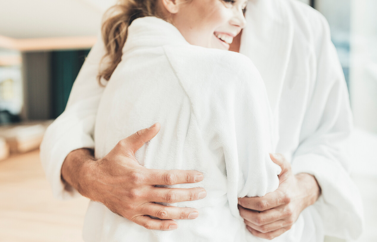 Pärchen in Bademänteln im romantischen Wellnesshotel Nesslerhof im Salzburger Land
