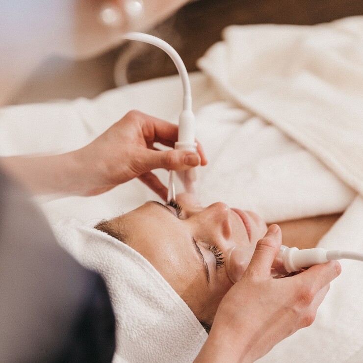 Frau bei entspannender Wellnessanwendung im Wellnesshotel Nesslerhof in Großarl.