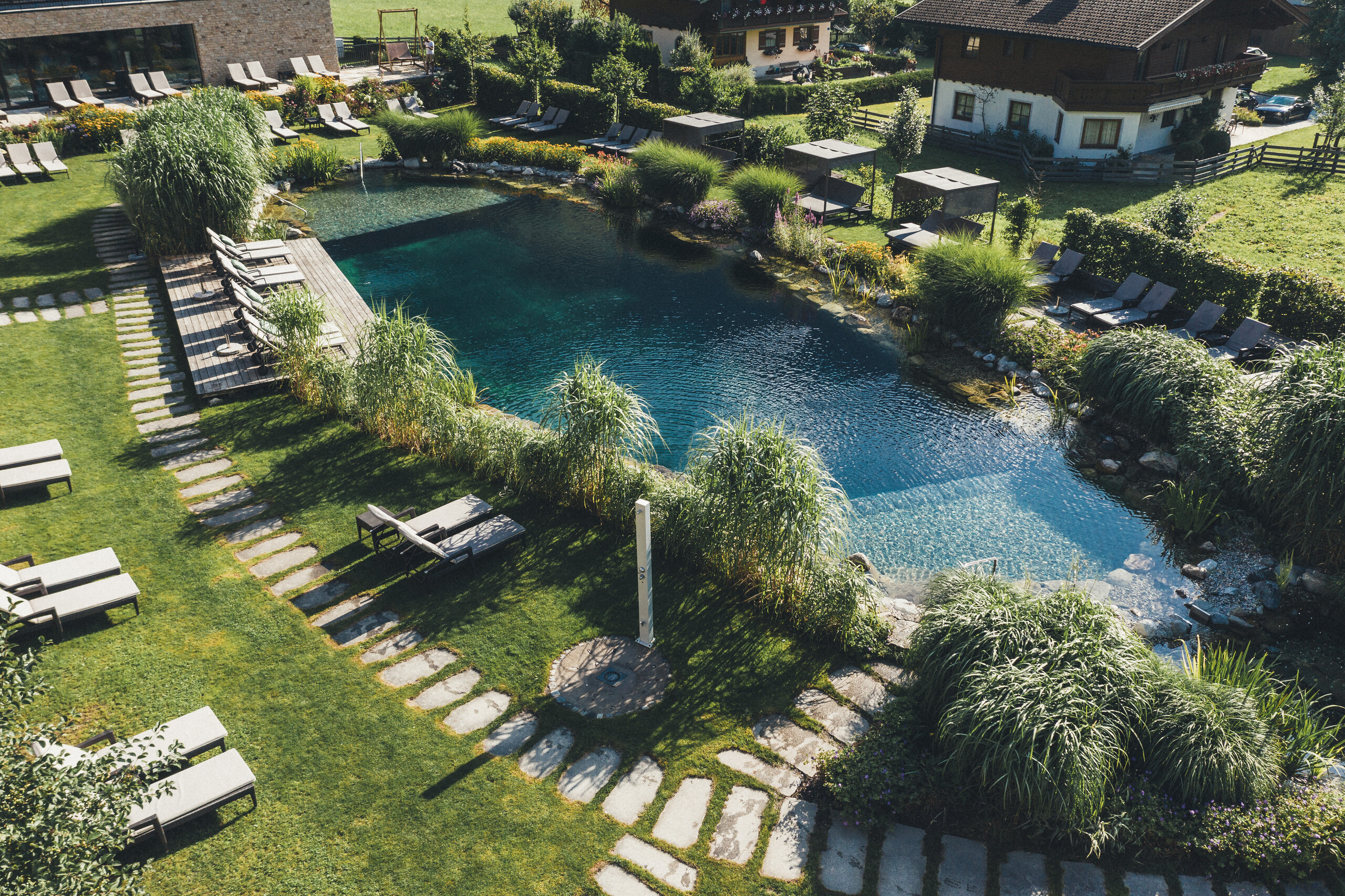 Großzügiger HotelGarten mit Schwimmteich Hotel Nesslerhof