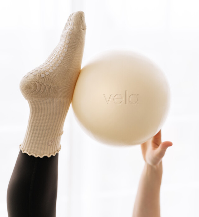 Bein und Hand halten den Ball von Vela